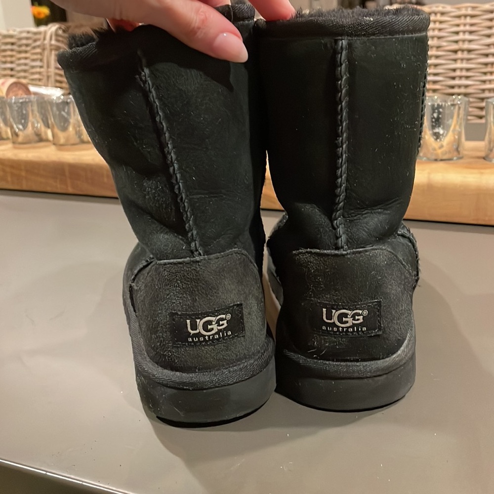 UGG Big Kids Classic Short II in Black